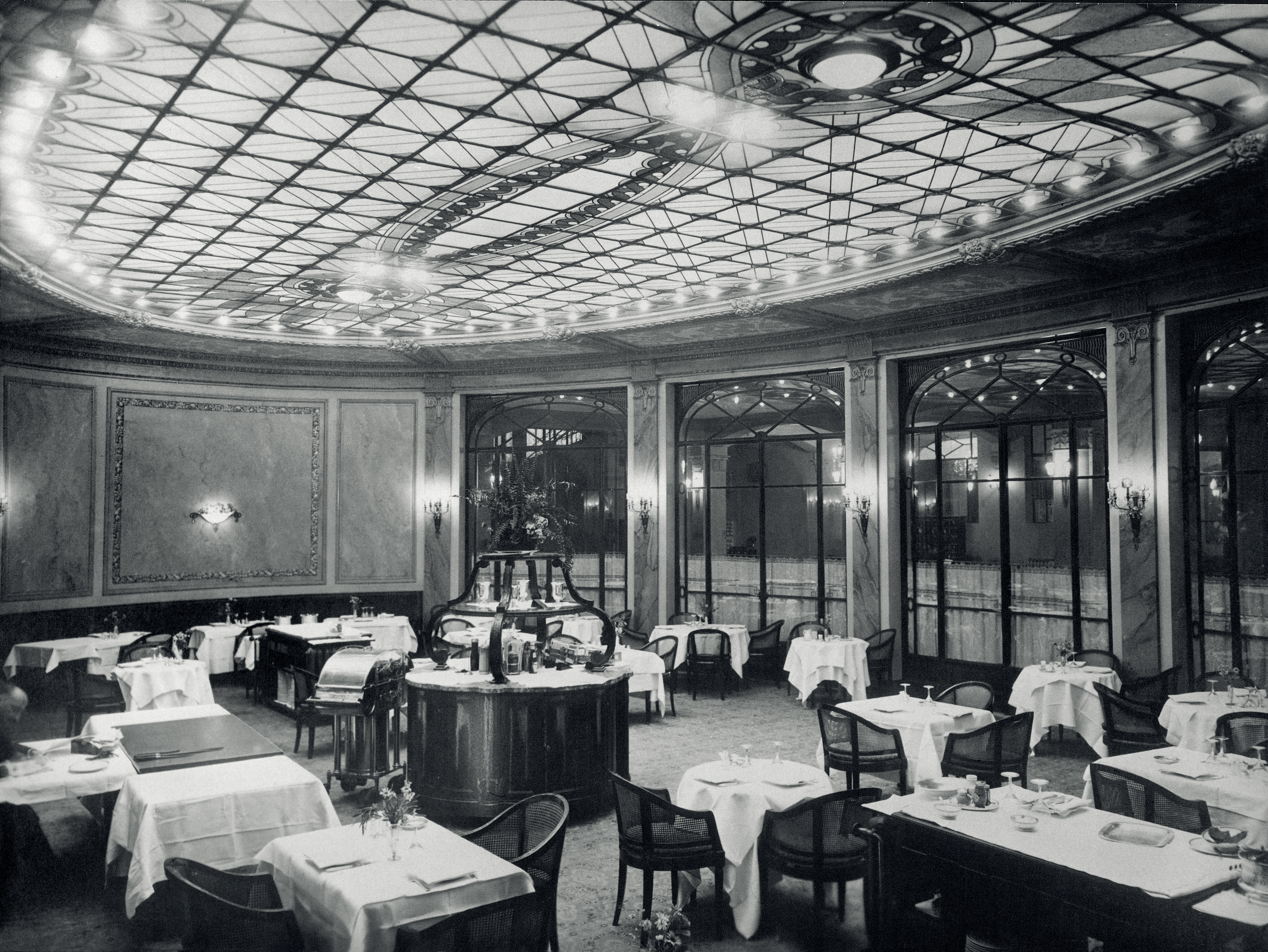 LBP 90th Anniversary Castellane- Salon 1950 QCF8Y