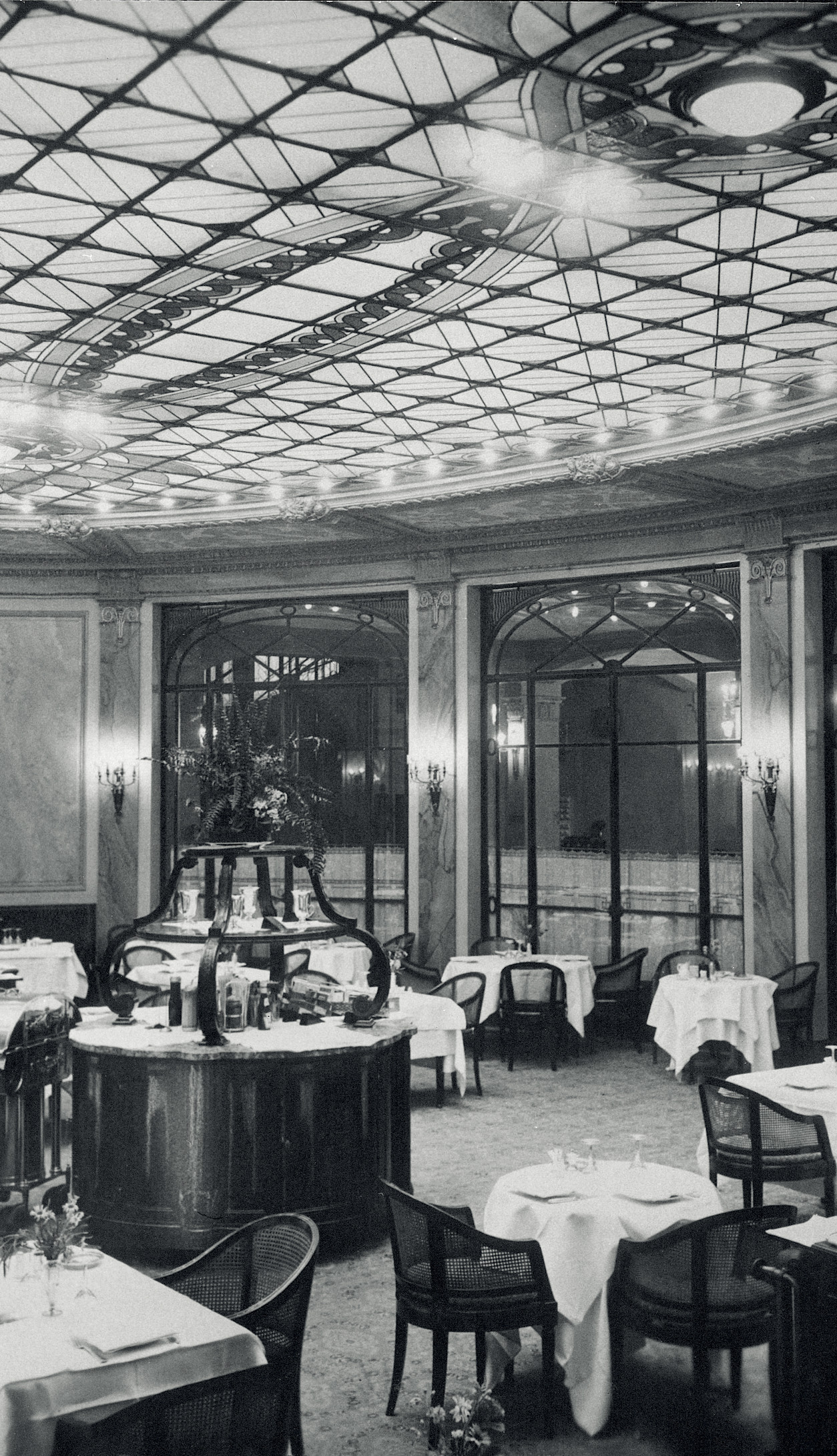 LBP 90th Anniversary Castellane- Salon 1950 QCF8Y