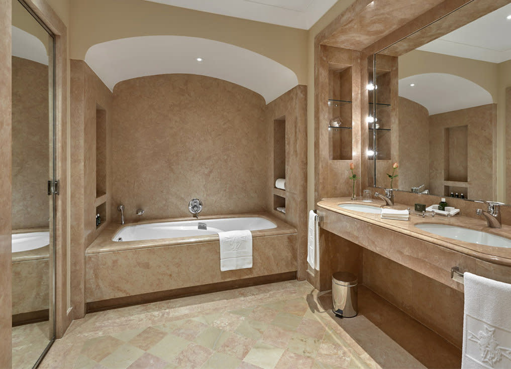 CSM - Deluxe Junior Suite Bathroom