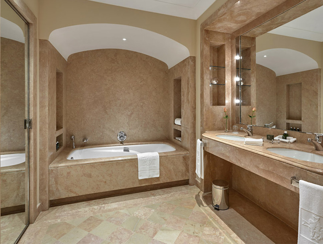 CSM - Deluxe Junior Suite Bathroom