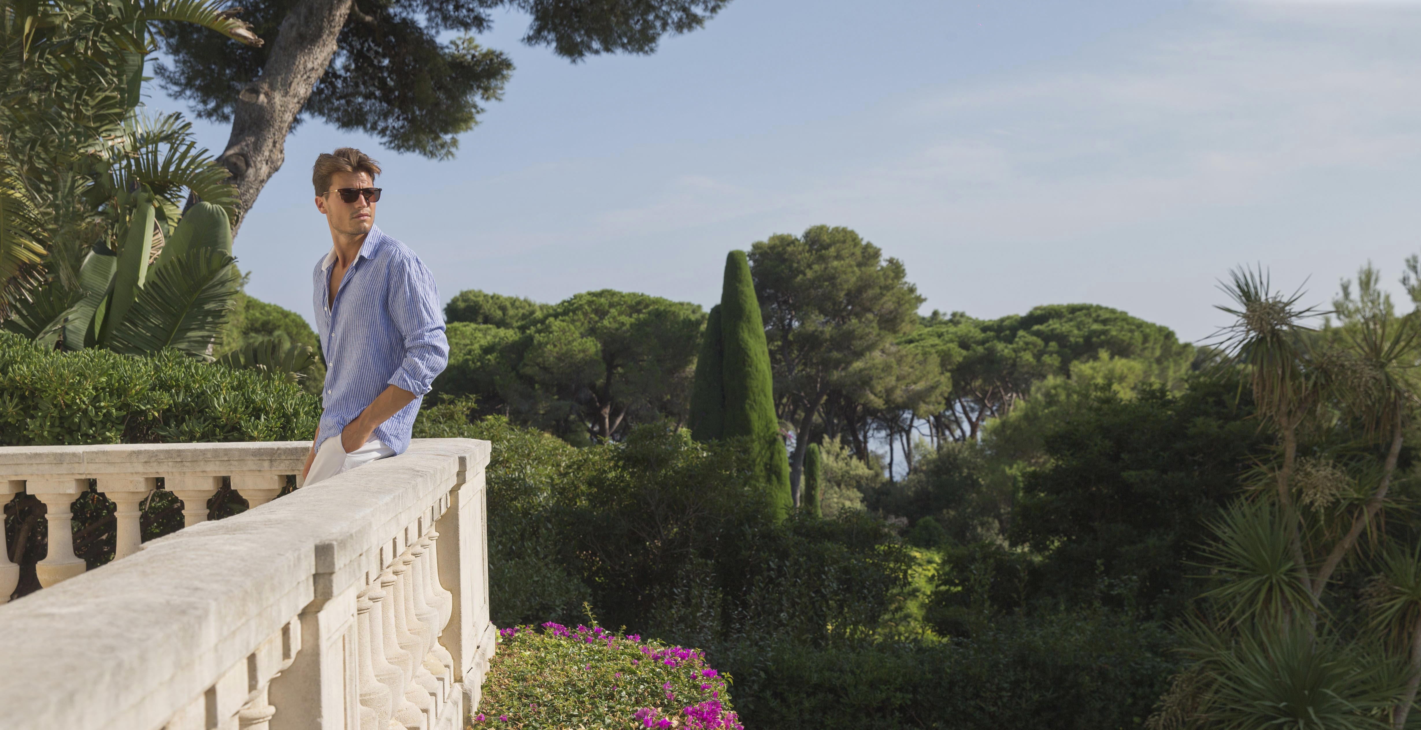 HDC - Men on his terrace cut