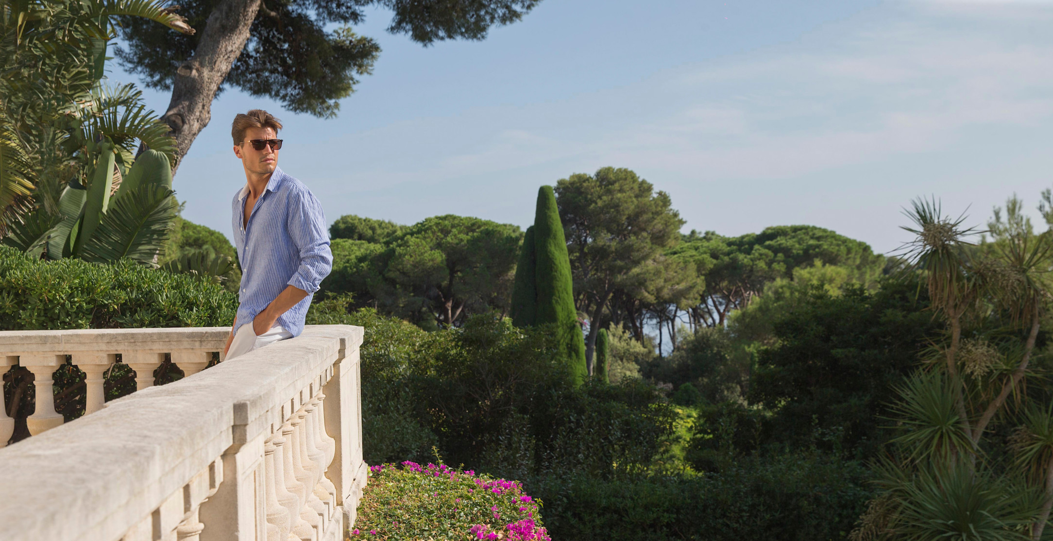 HDC - Homme sur sa terrasse coupé