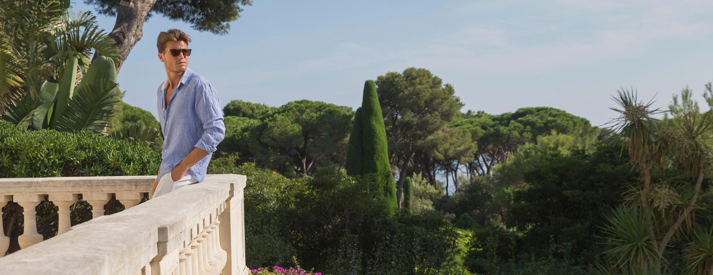 HDC - Men on his terrace cut