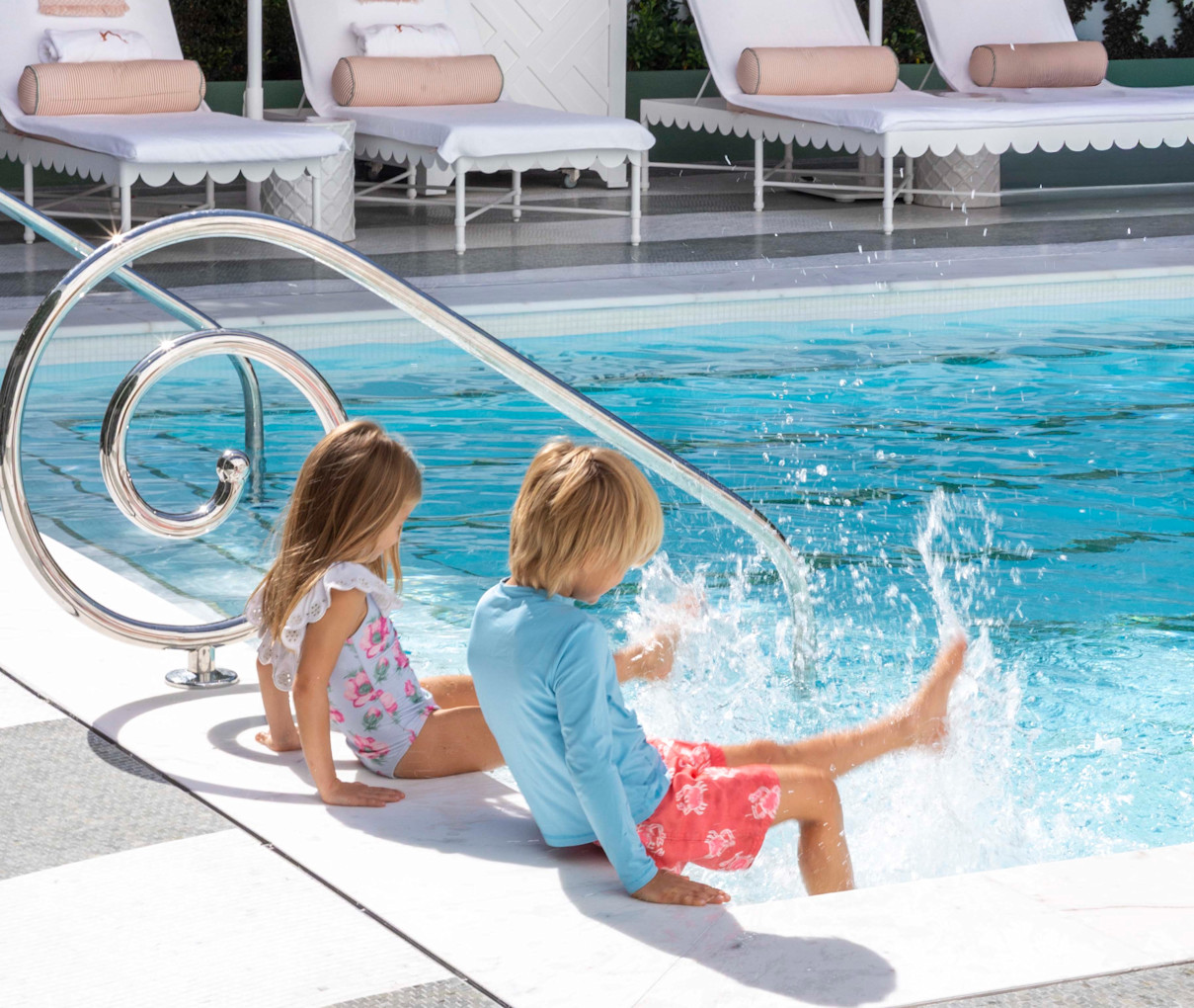 VIN - kids at the pool