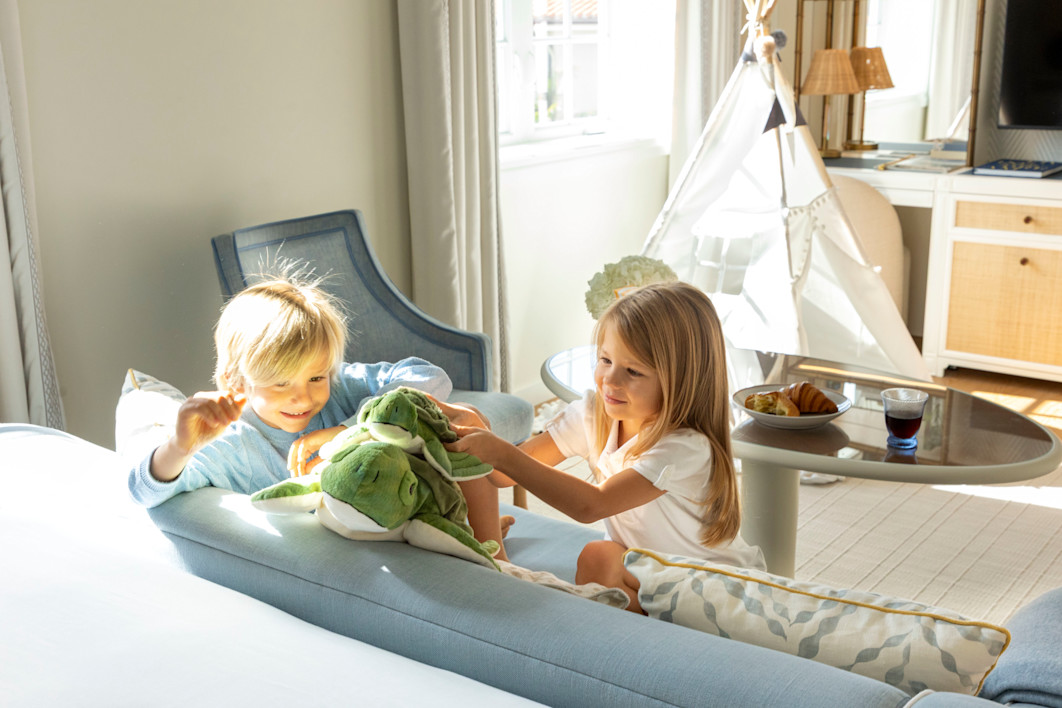 VIN - Experience page - kids in room