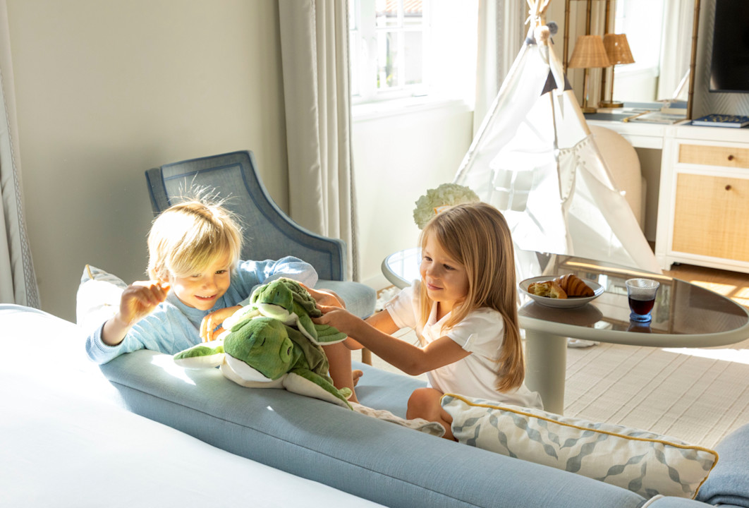 VIN - Experience page - kids in room