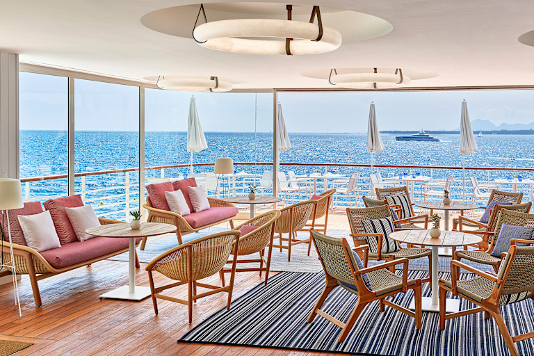 HDC - The Grill Bar sea view