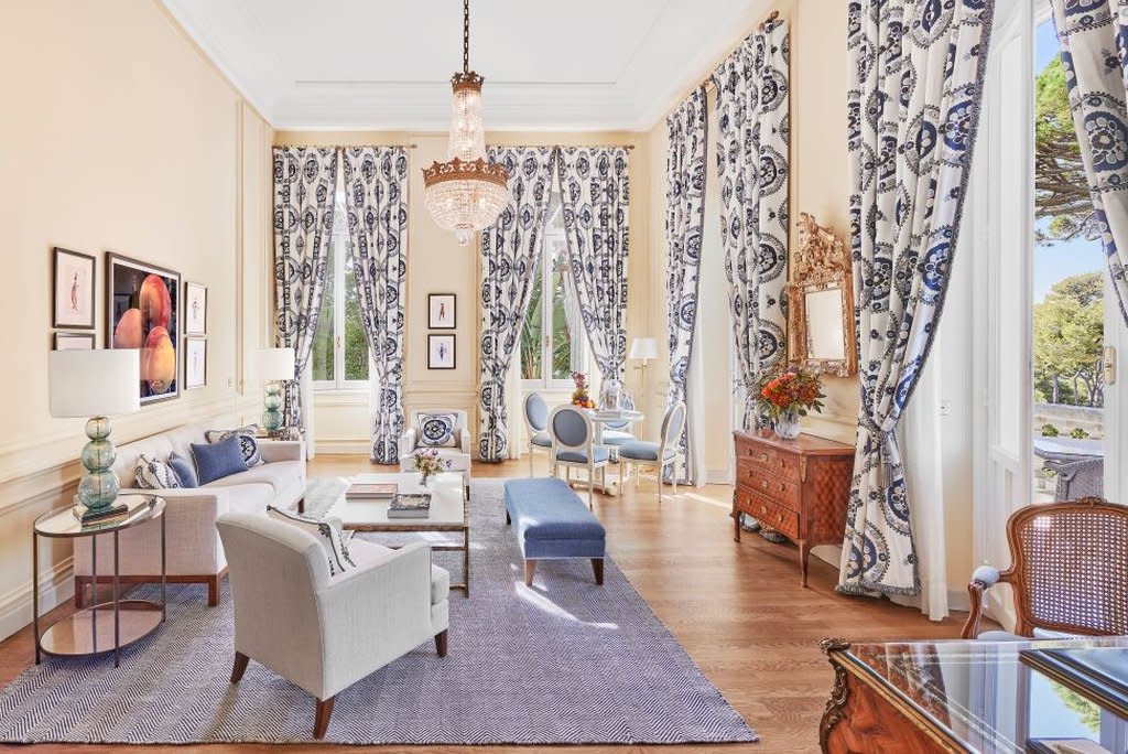 HDC - Eden-Roc Suite Living-room