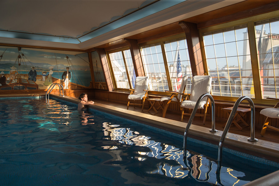 Le Bristol Paris - Shooting Piscine mannequin femme @Romainréglade (2)