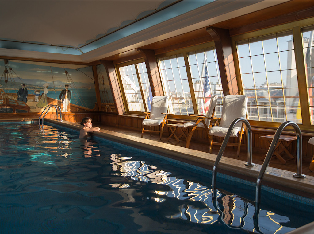 Le Bristol Paris - Shooting Piscine mannequin femme @Romainréglade (2)