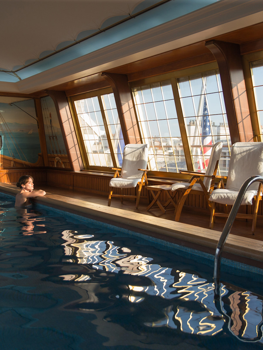 Le Bristol Paris - Shooting Piscine mannequin femme @Romainréglade (2)