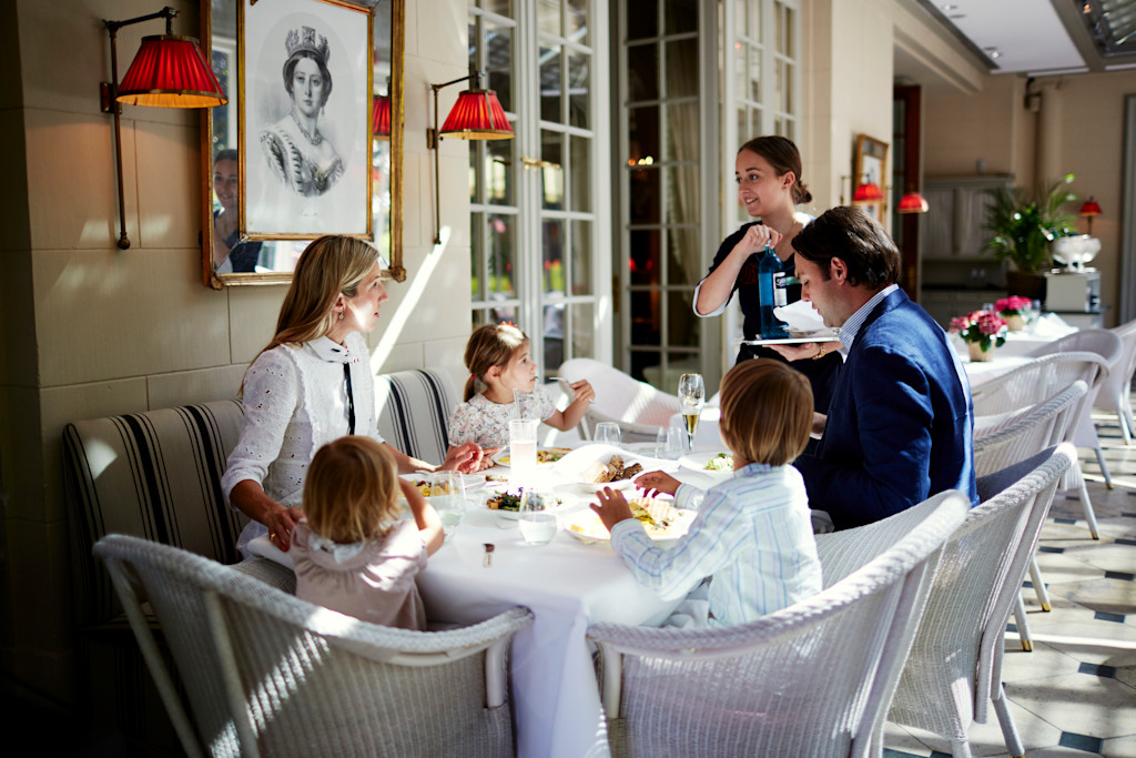 BPH - Restaurant-Wintergarten-Family-waitress