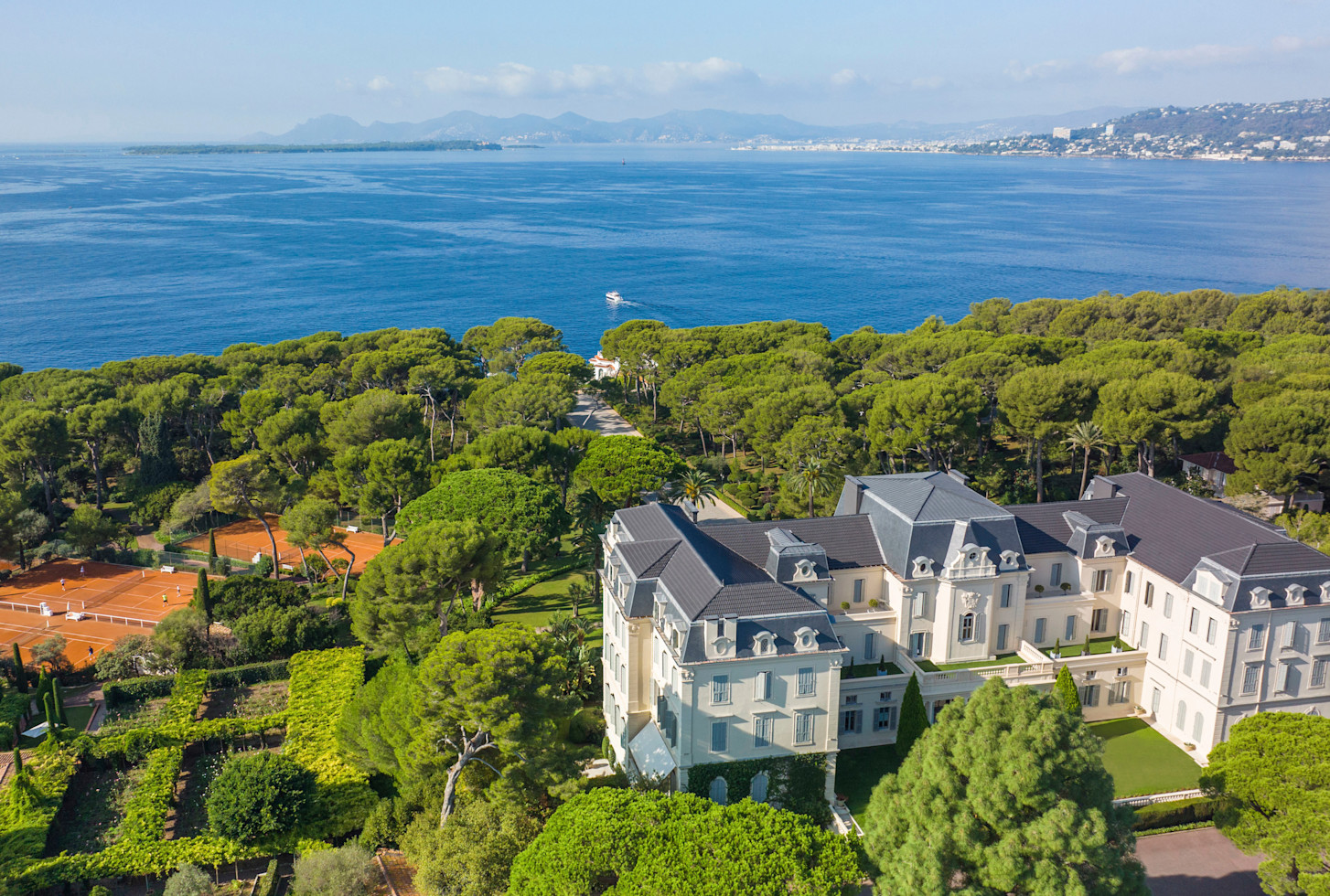 HDC - Aerial view of the property