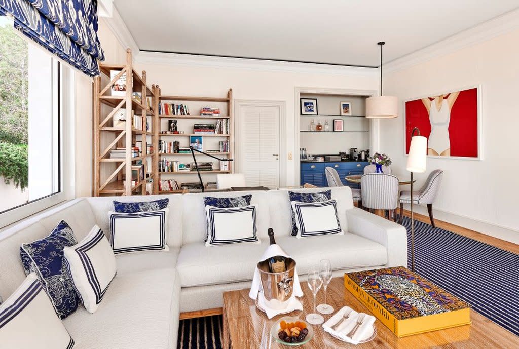 HDC - Eden-Roc Suite Living-room