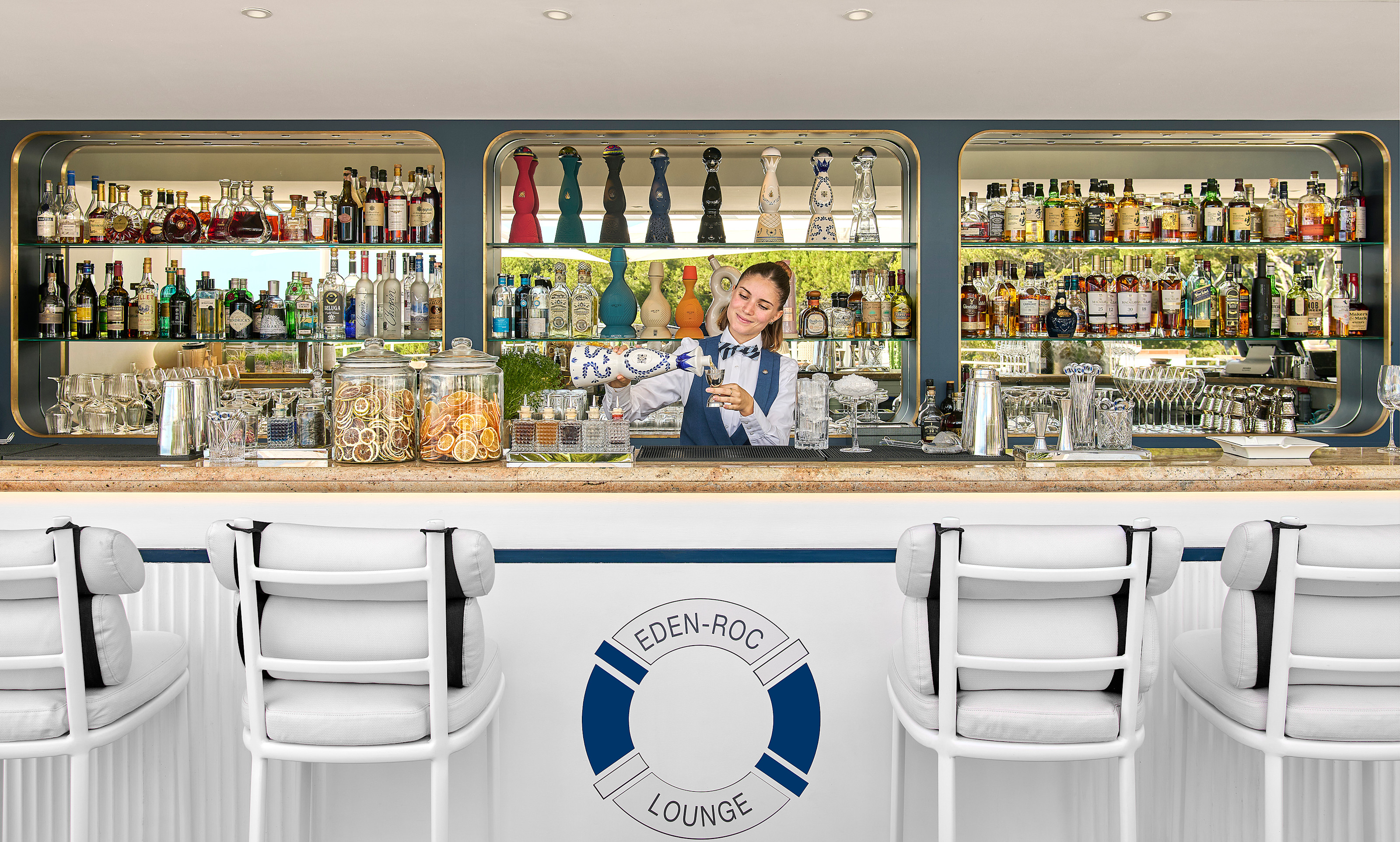 HDC - Eden-Roc Lounge barmaid