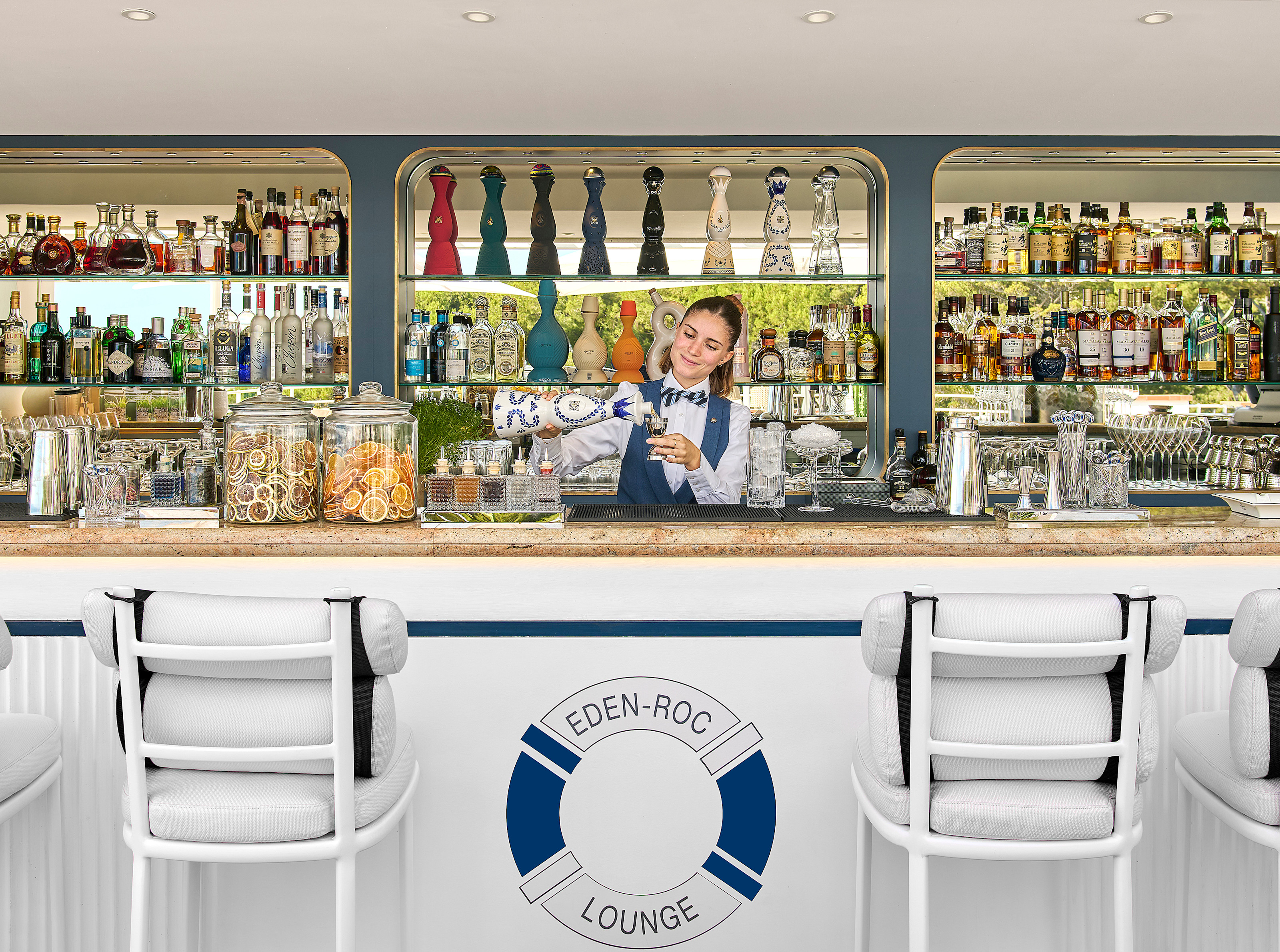 HDC - Eden-Roc Lounge barmaid