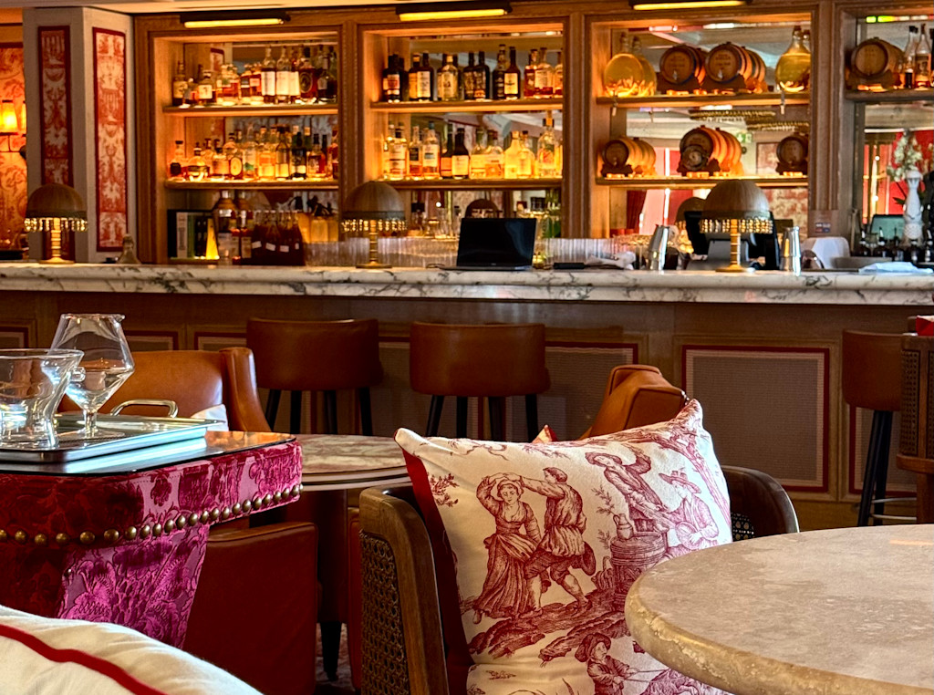 ERO - Restaurant - Remy's Club Interior