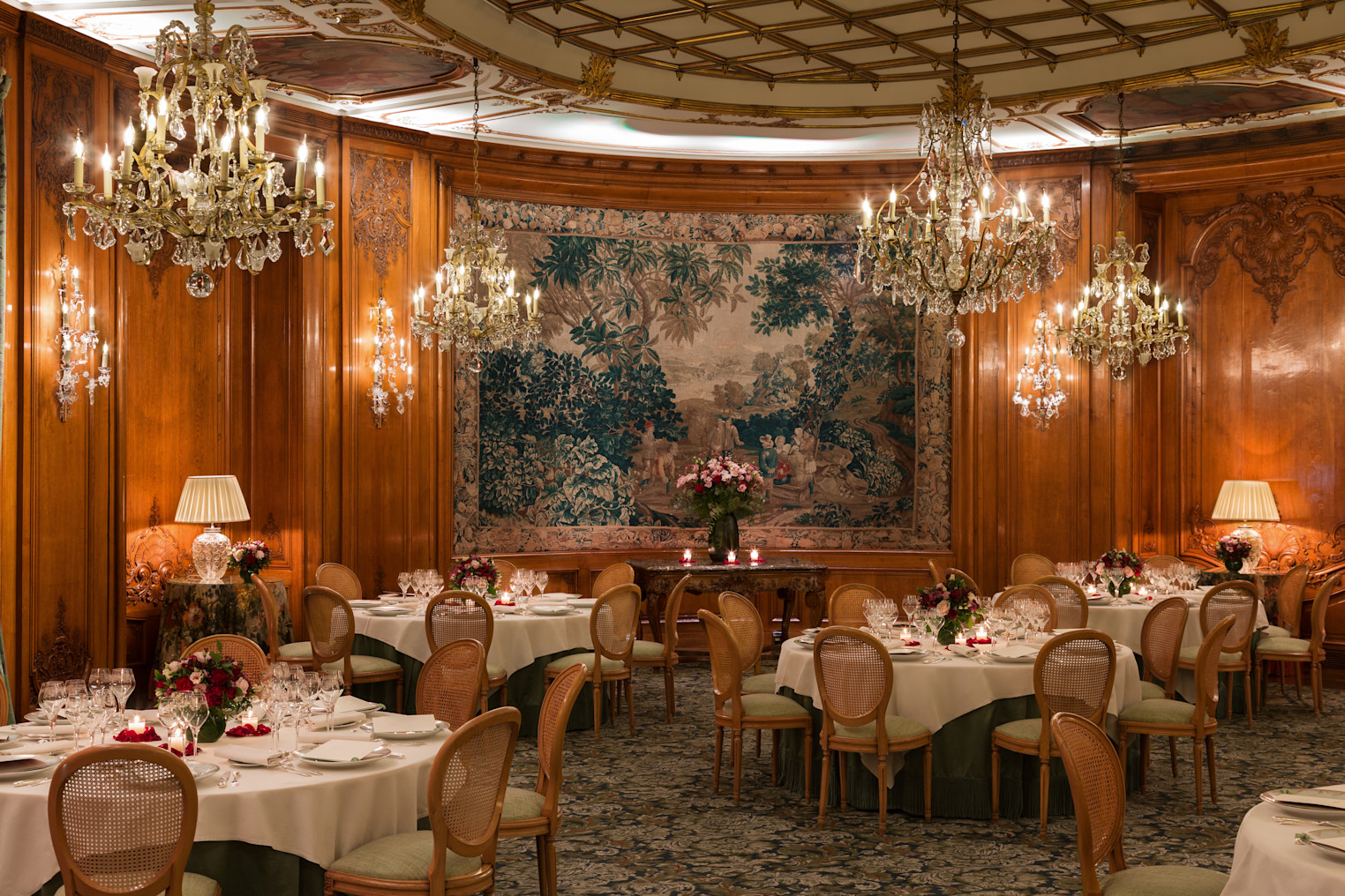 Le Bristol Paris - Salon Castellane - Style tables rondes mAOpG