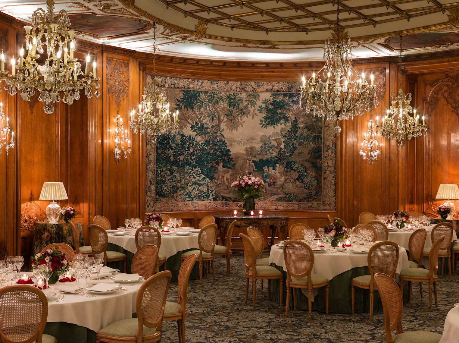 Le Bristol Paris - Salon Castellane - Style tables rondes mAOpG