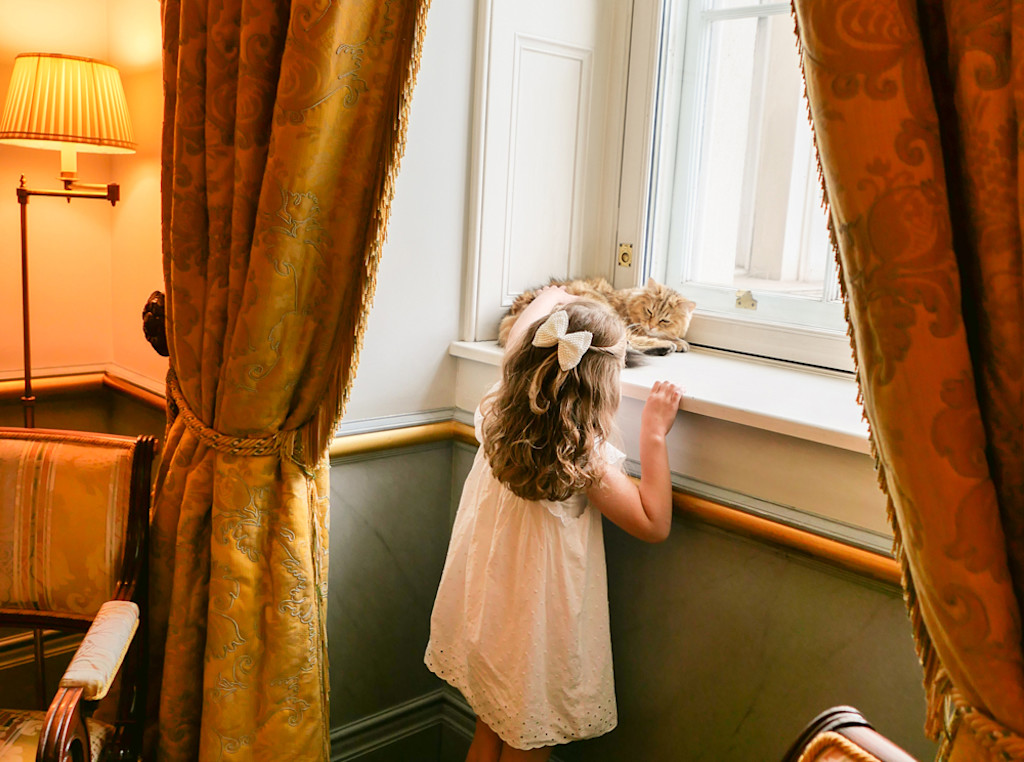 LAN - Lilibet And Child in The Withdrawing Room at The Lanesborough