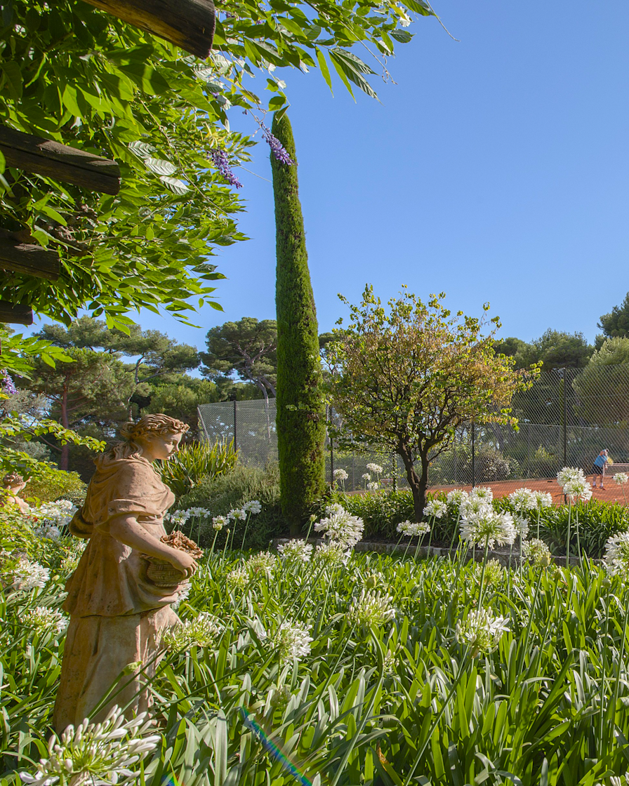 HDC - Garden with statue and tennis