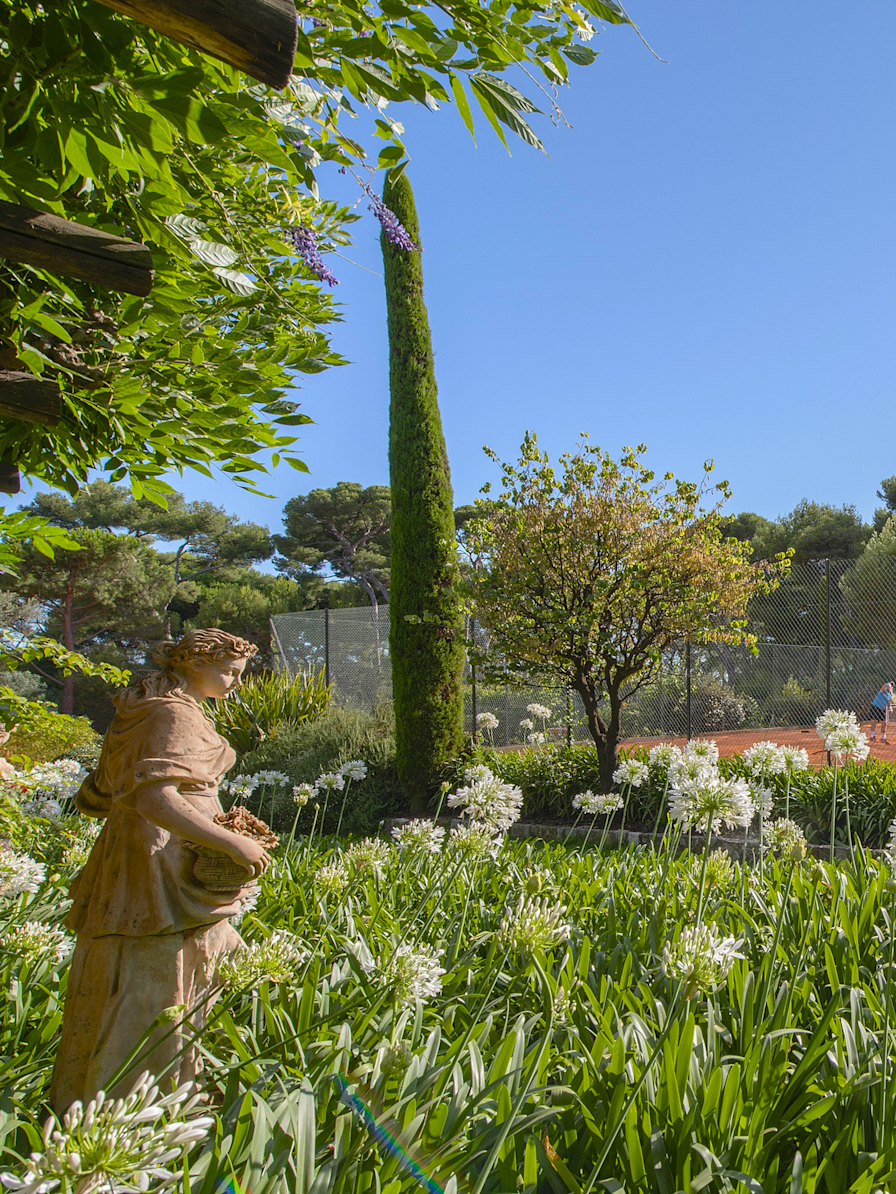 HDC - Garden with statue and tennis