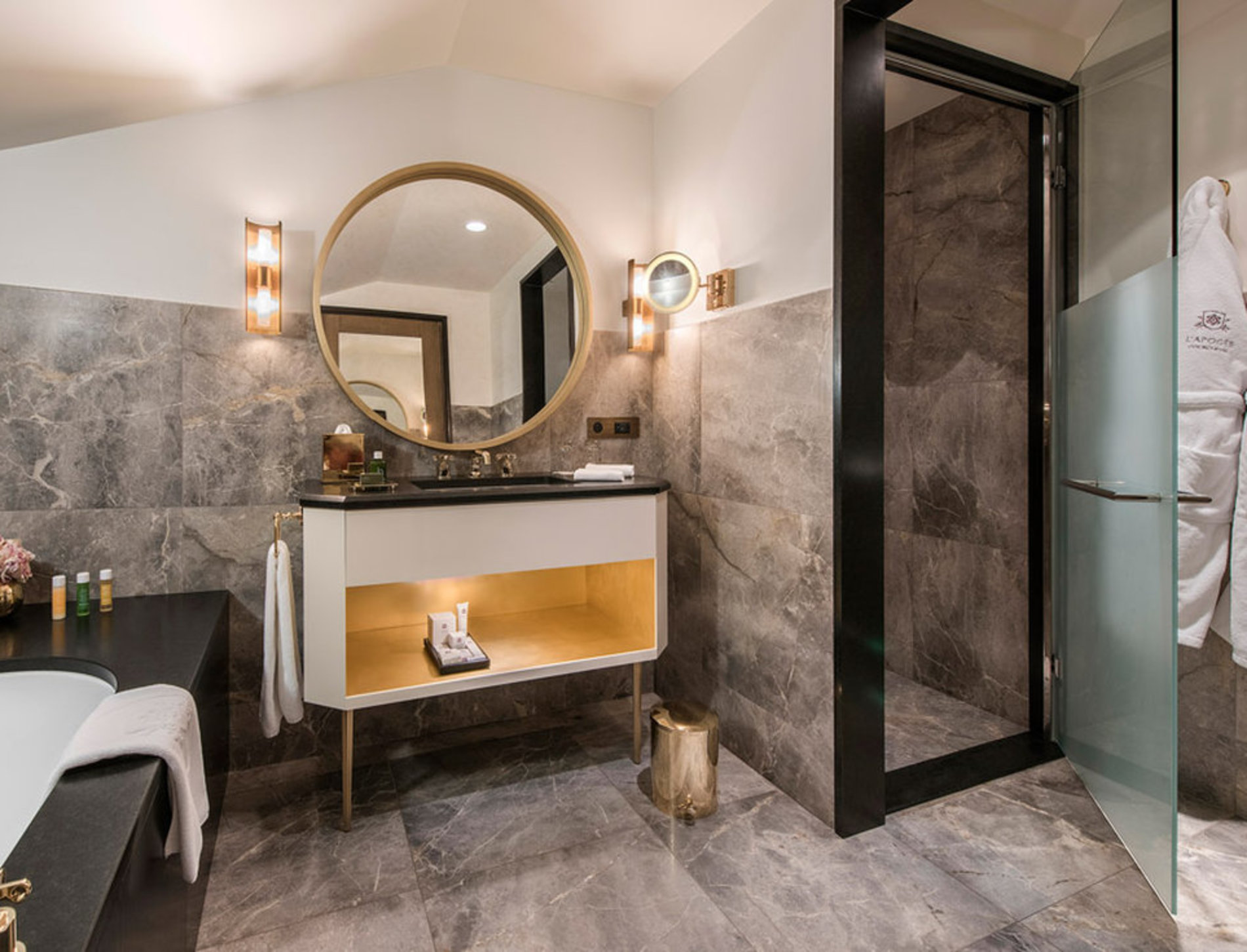 APG - Deluxe Two Bedroom Suite bathroom