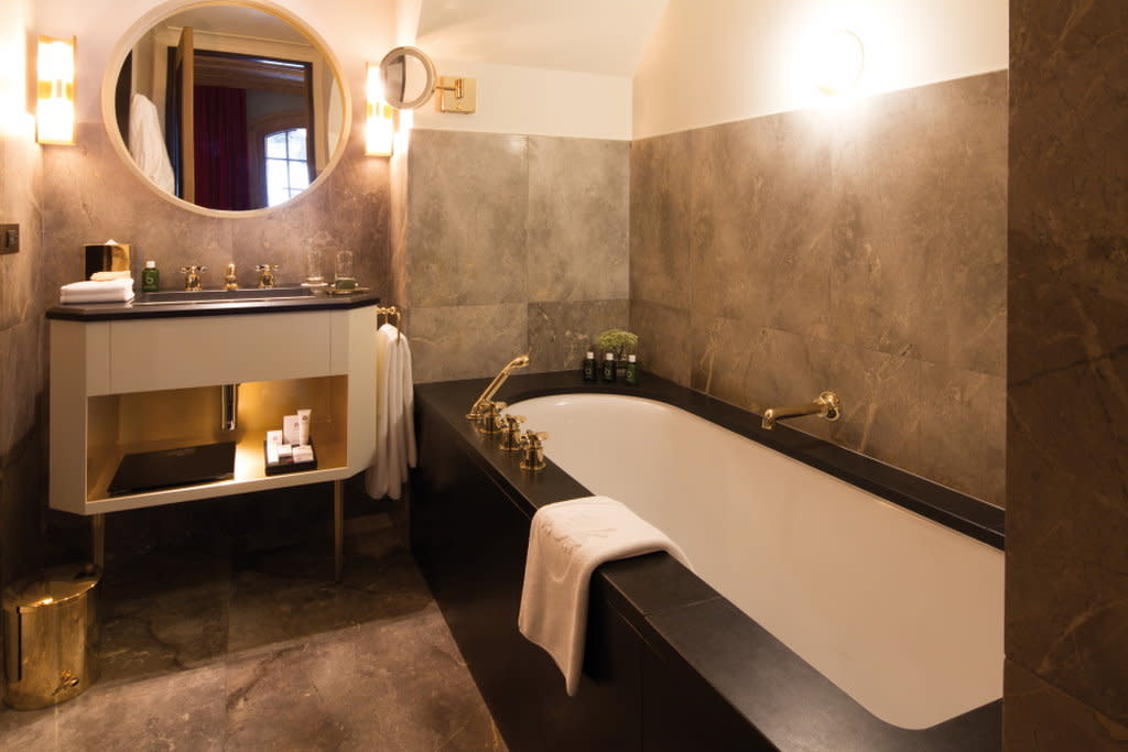 APG - Deluxe Room bathroom