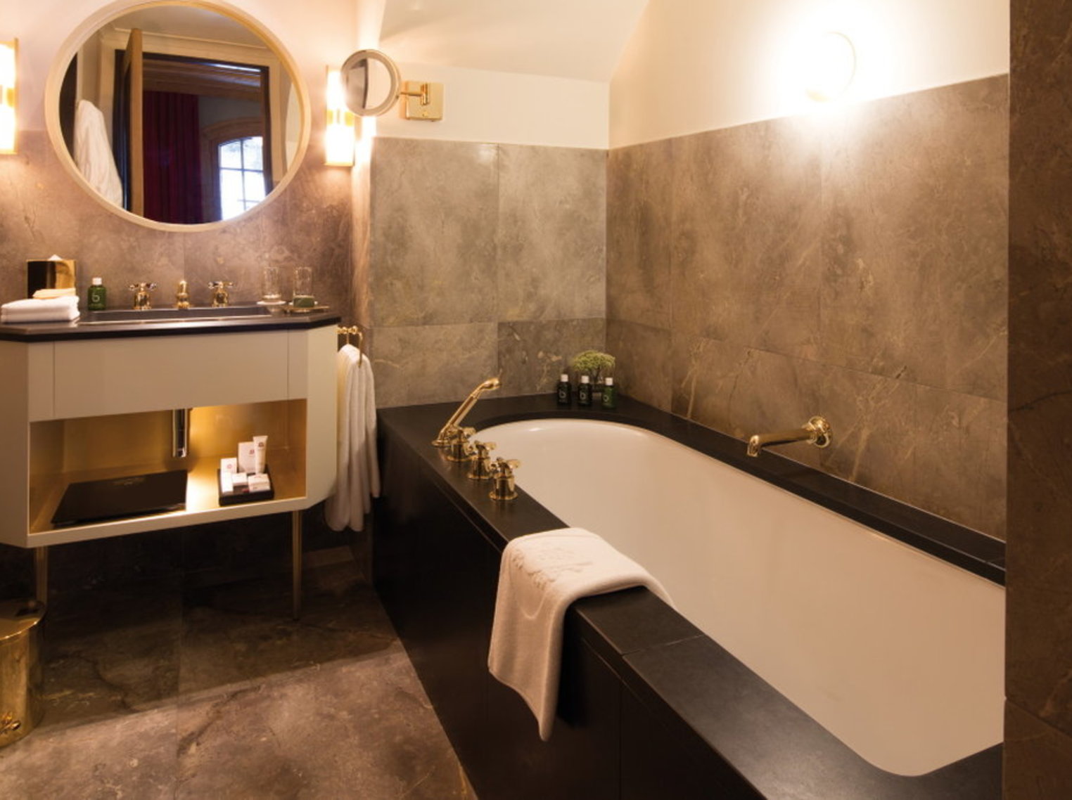 APG - Deluxe Room bathroom