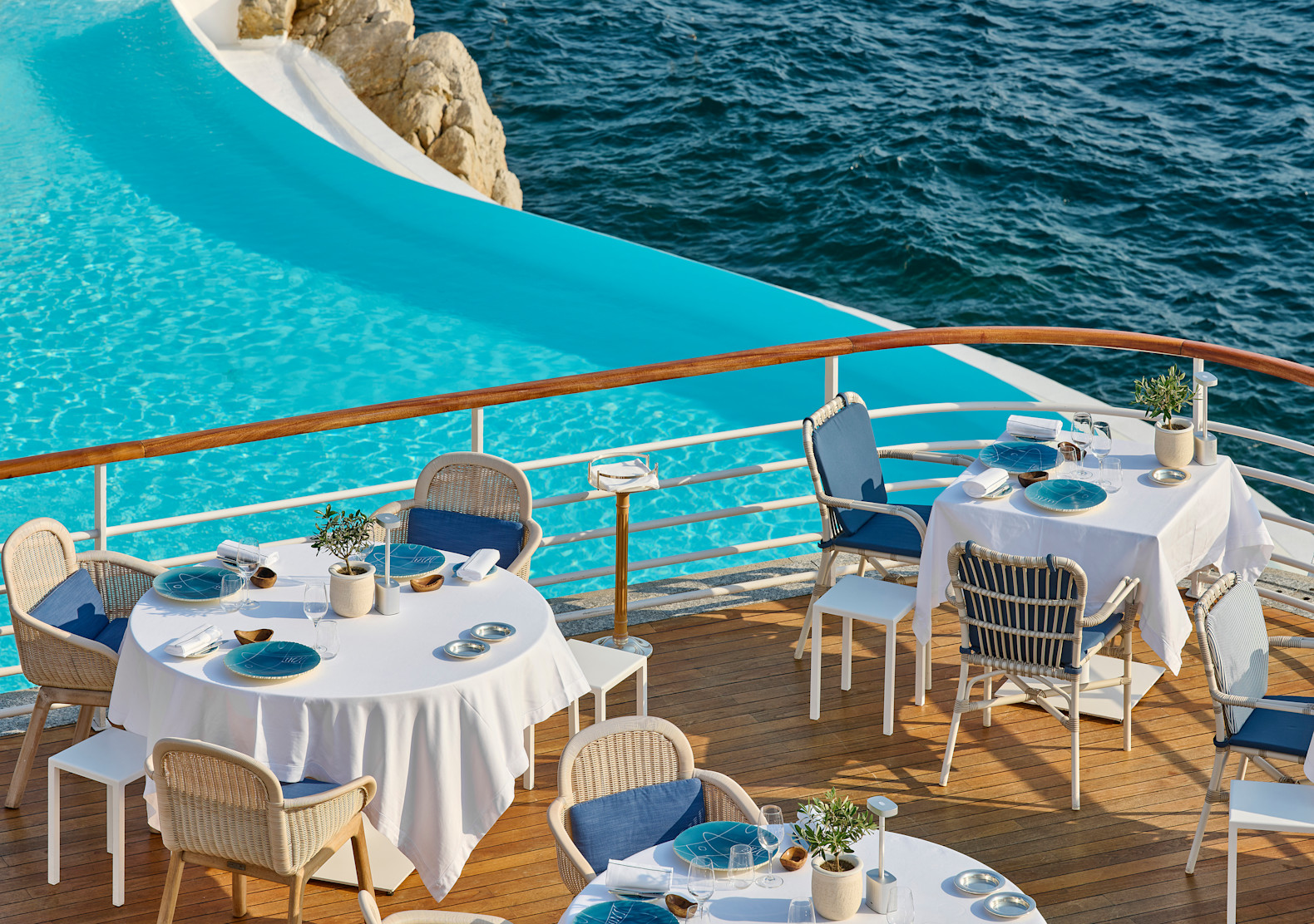 HDC - Louroc focus table terrace