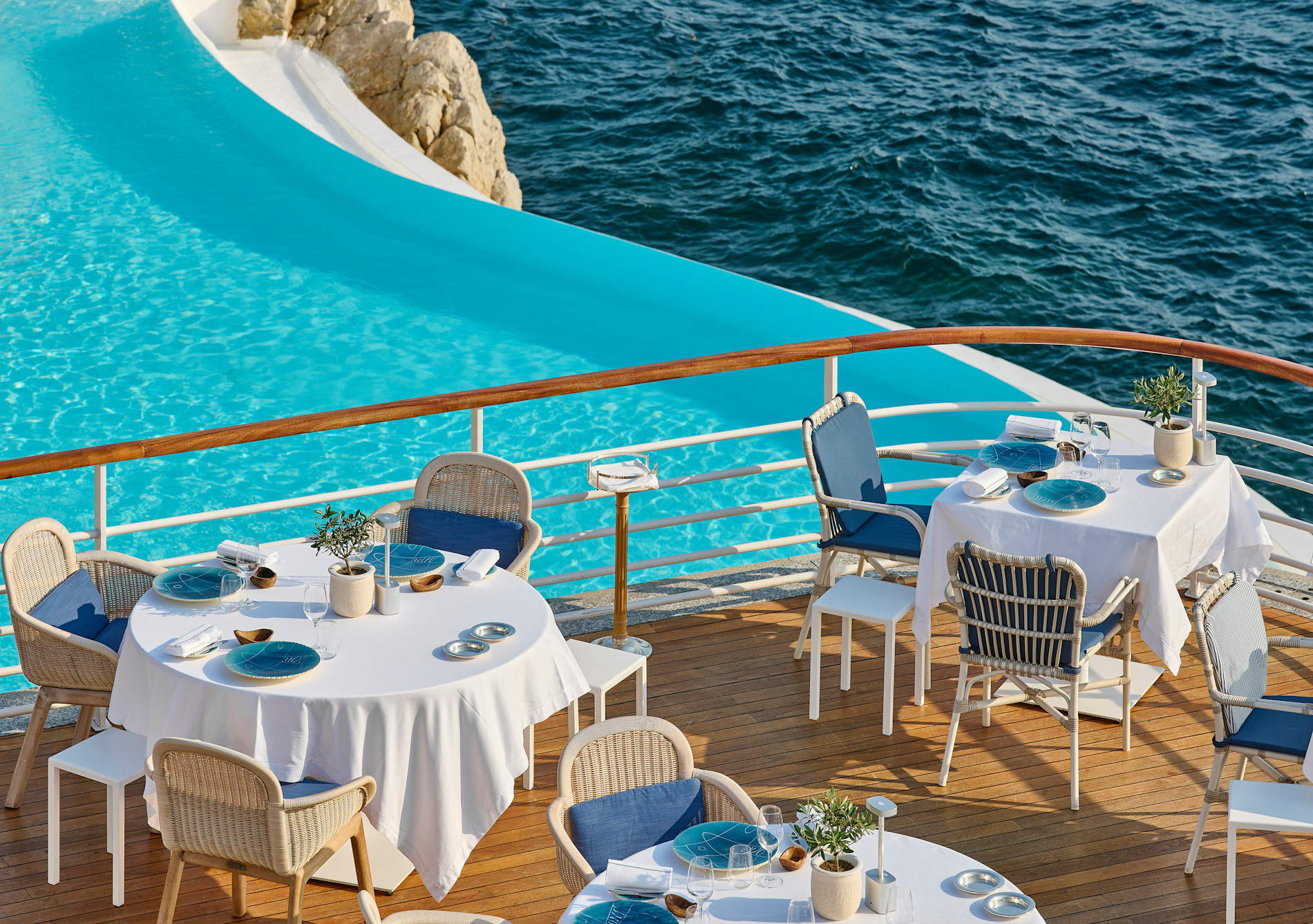 HDC - Louroc focus table terrace