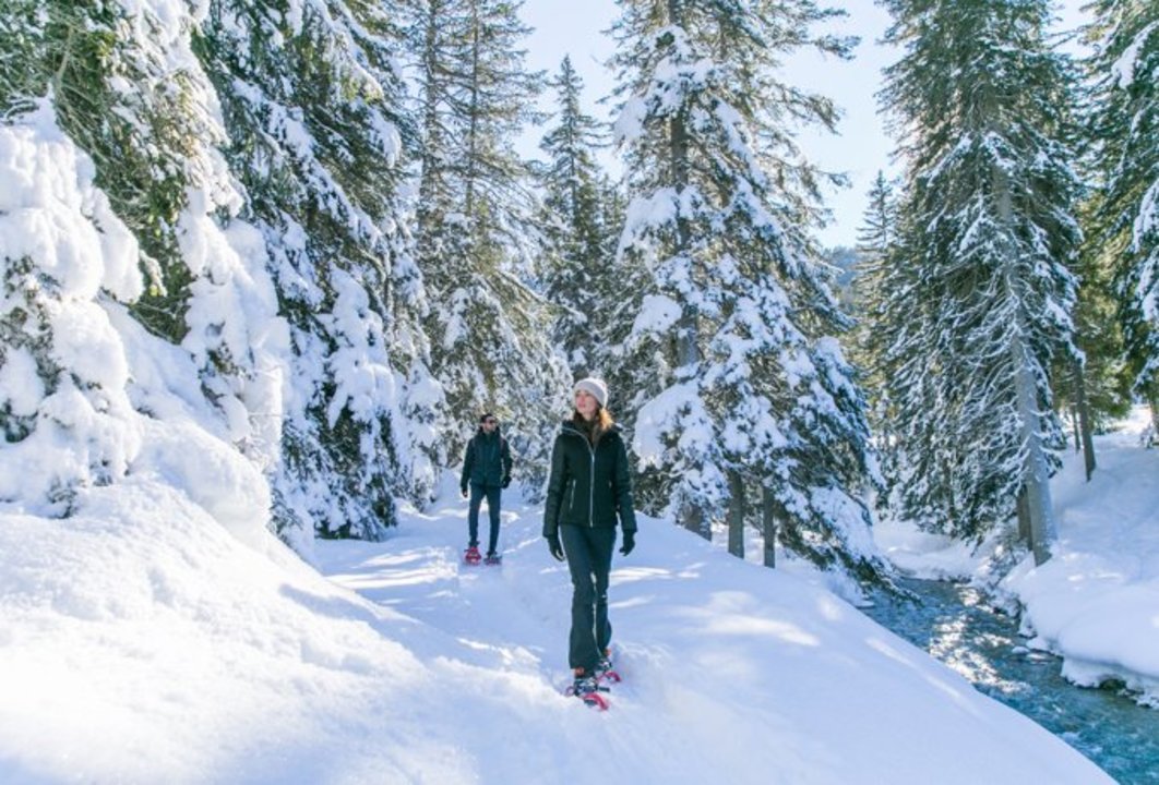 APG - Couple walk lifestyle