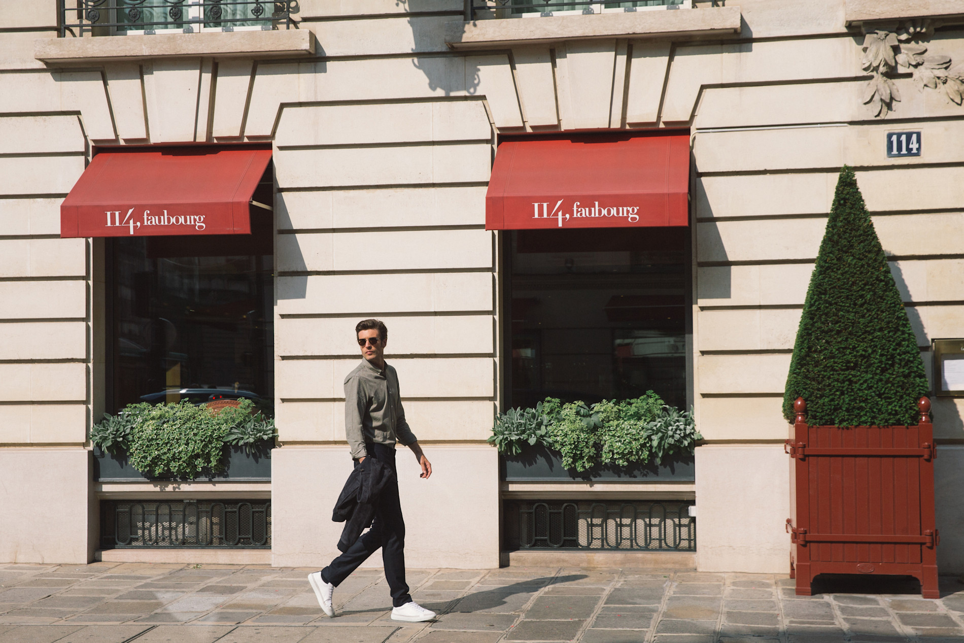 LBP - Mannequin devant le 114 Faubourg - Romain Réglade 9g3lt
