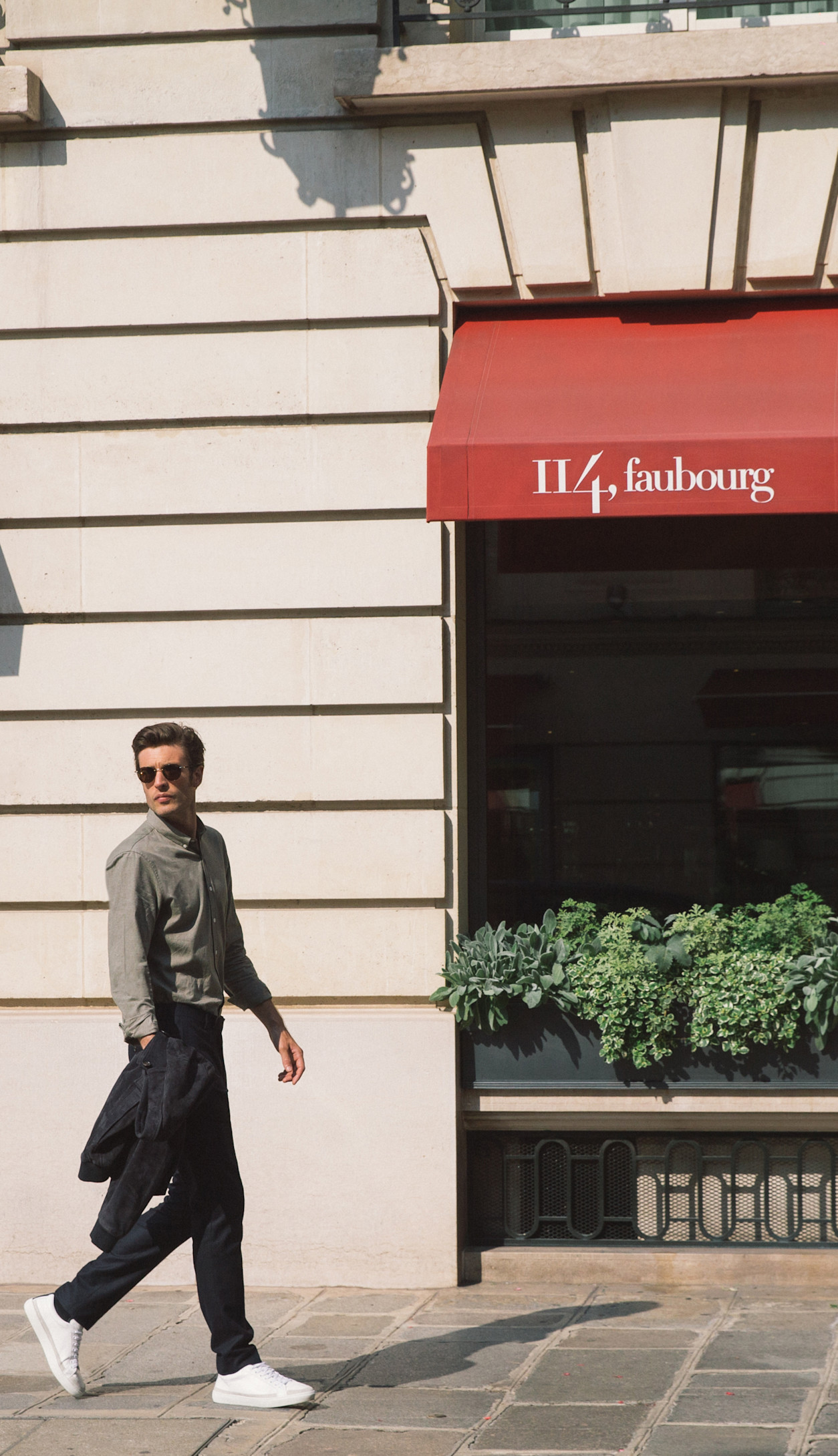 LBP - Mannequin devant le 114 Faubourg - Romain Réglade 9g3lt