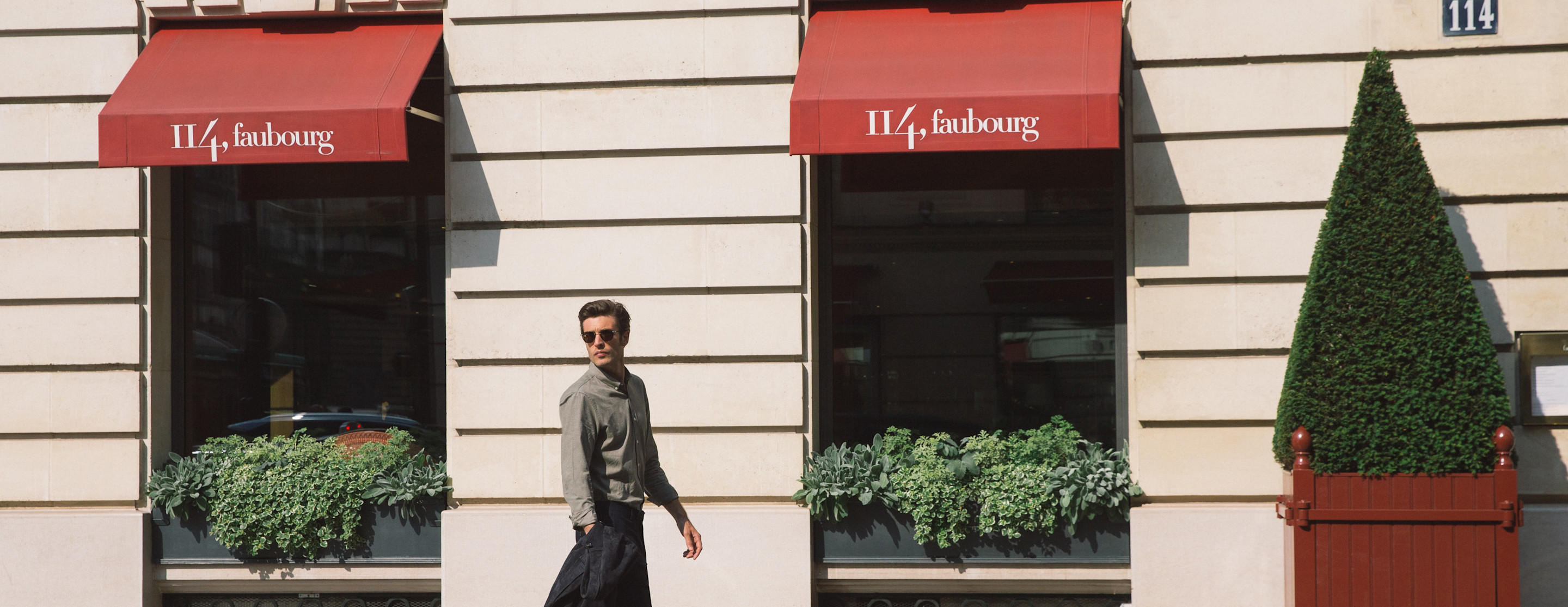 LBP - Mannequin devant le 114 Faubourg - Romain Réglade 9g3lt