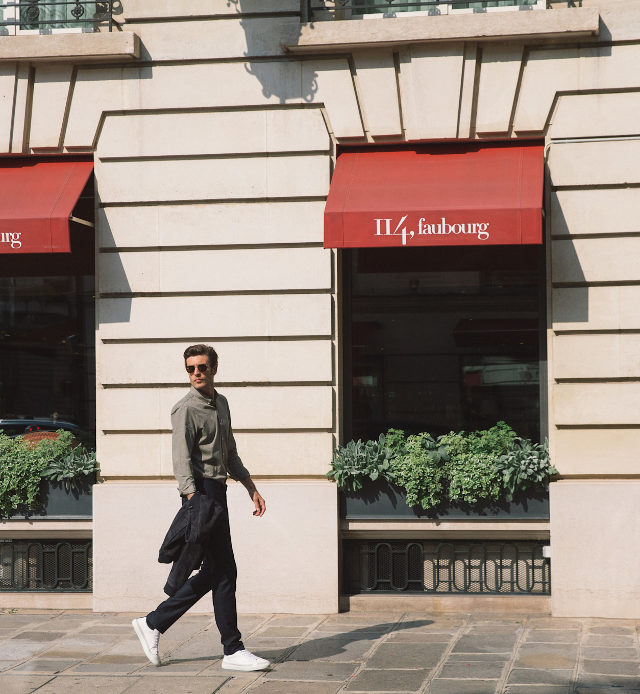 LBP - Mannequin devant le 114 Faubourg - Romain Réglade 9g3lt