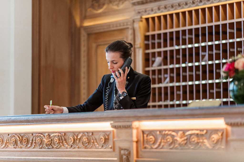 Le Bristol Paris Concierge 1 qqp4c