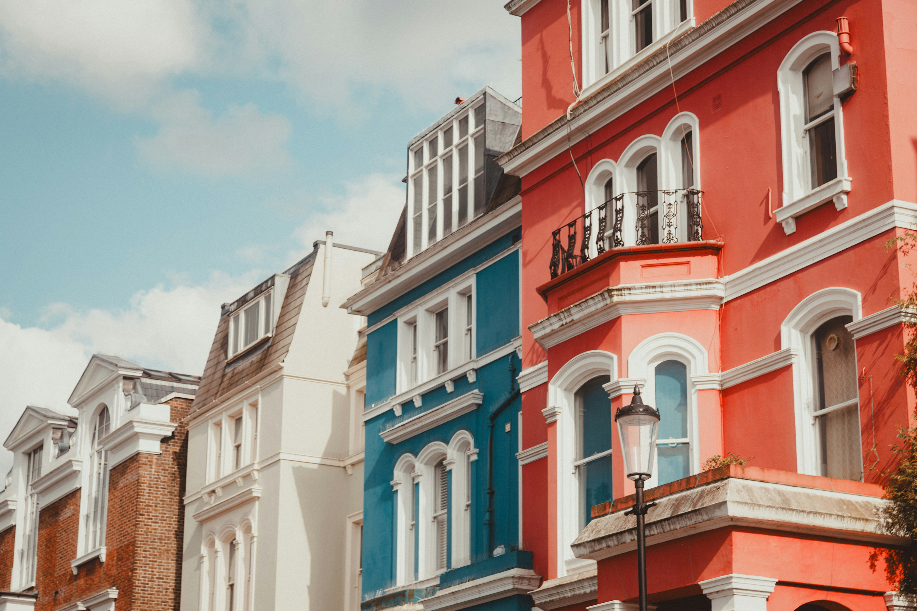LAN - Notting Hill (Source Unsplash)