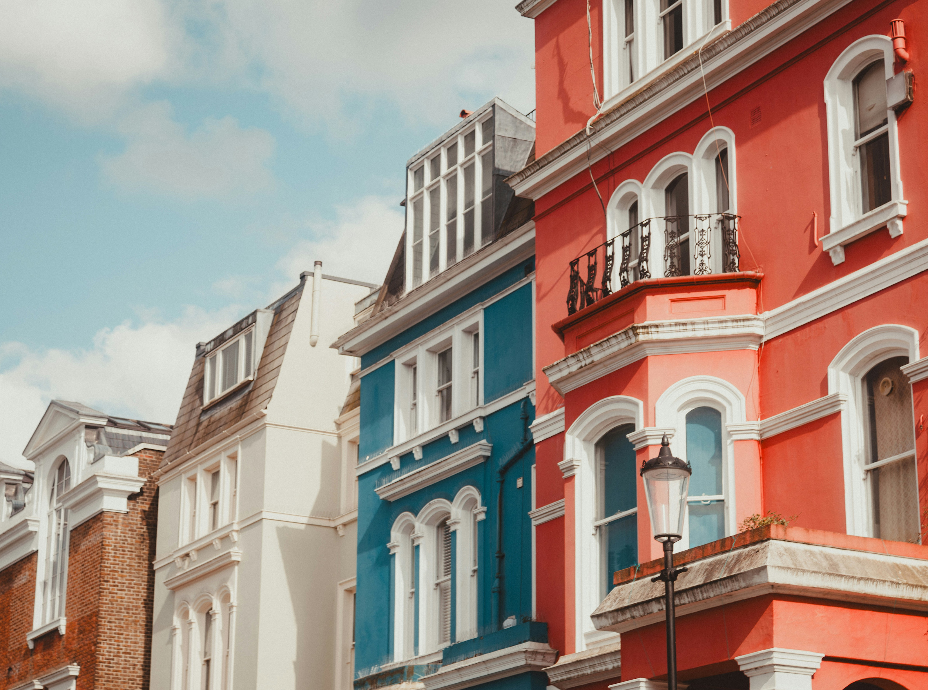 LAN - Notting Hill (Source Unsplash)