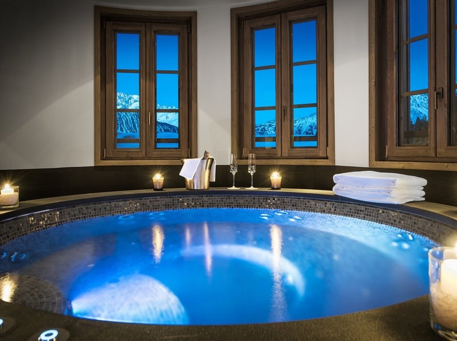 APG - Penthouse inside hot tub by night