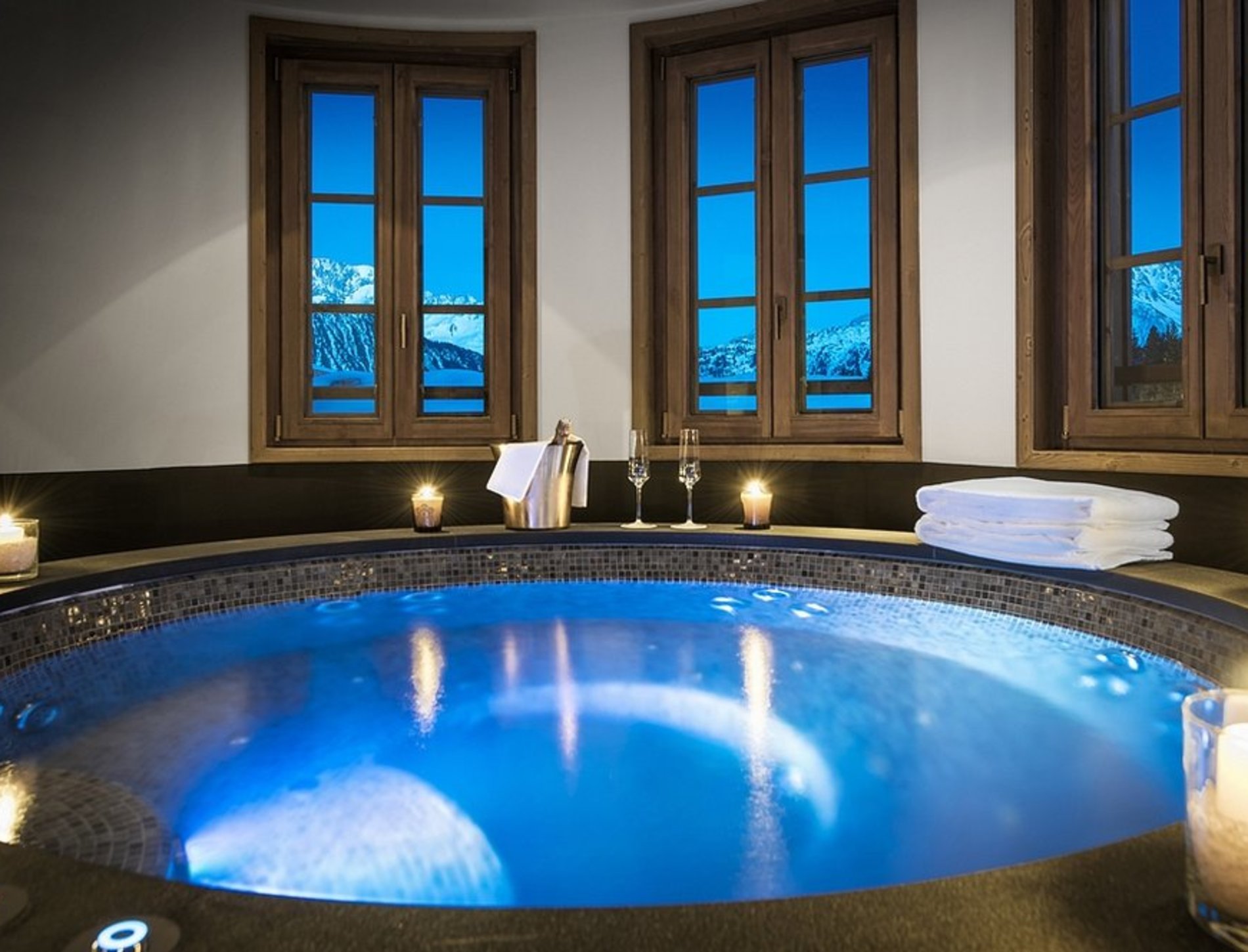 APG - Penthouse inside hot tub by night