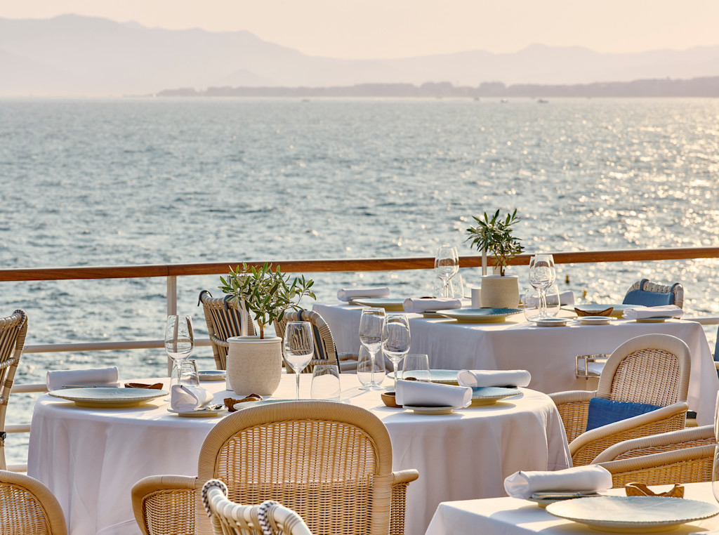 HDC - Louroc terrace focus table