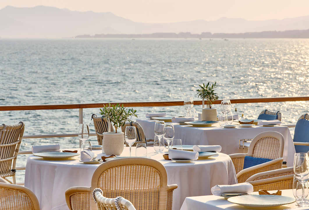 HDC - Louroc terrace focus table