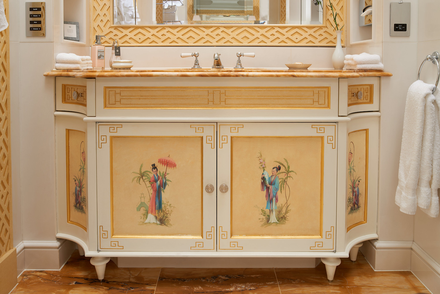 Junior Suite Bathroom - The Lanesborough Hotel London 