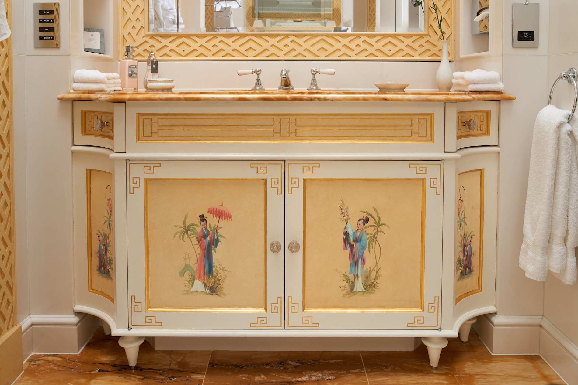 Junior Suite Bathroom - The Lanesborough Hotel London 