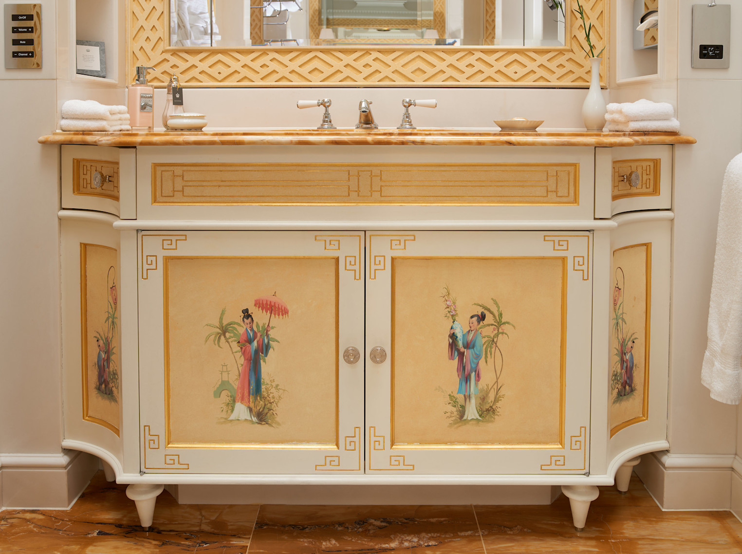 Junior Suite Bathroom - The Lanesborough Hotel London