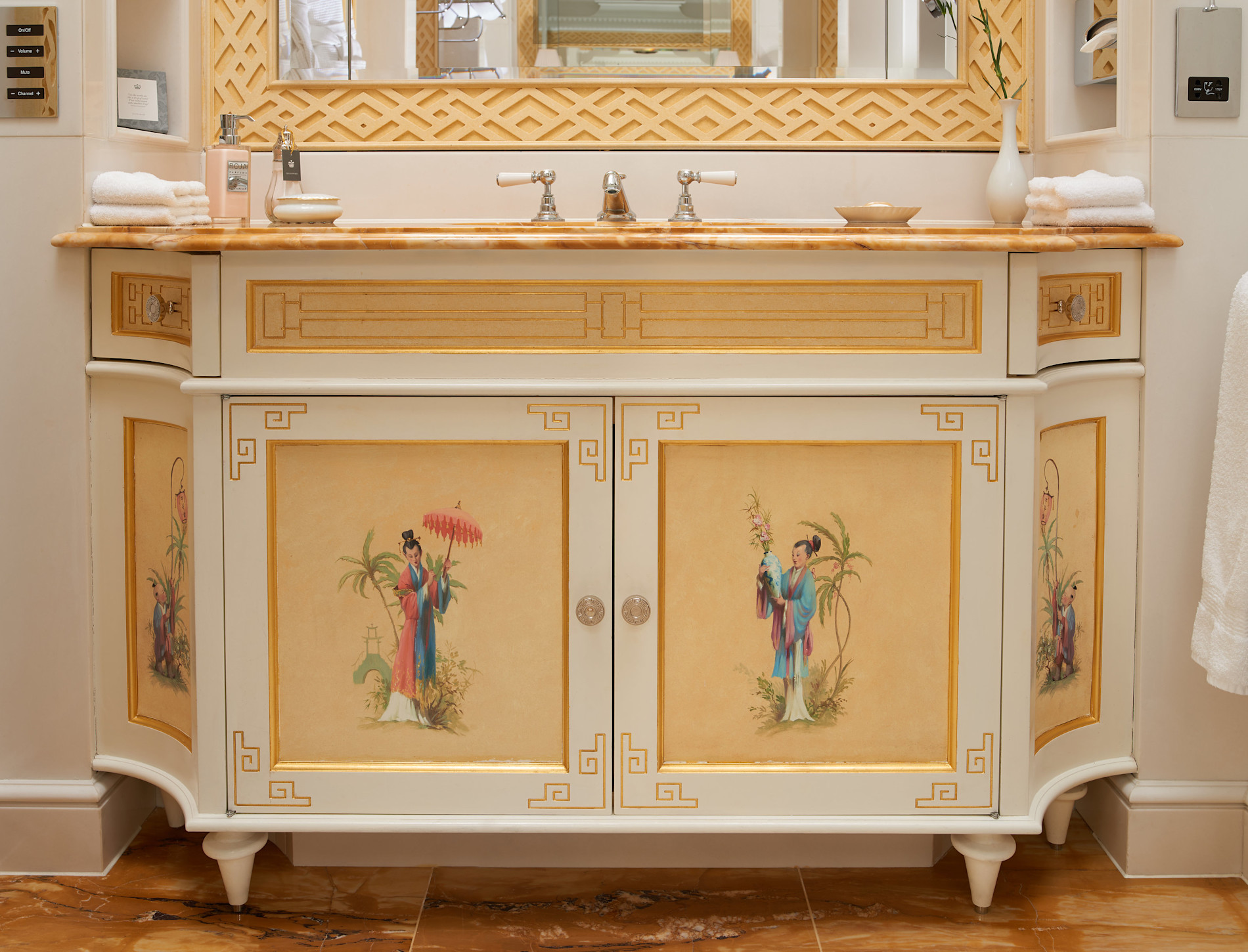 Junior Suite Bathroom - The Lanesborough Hotel London