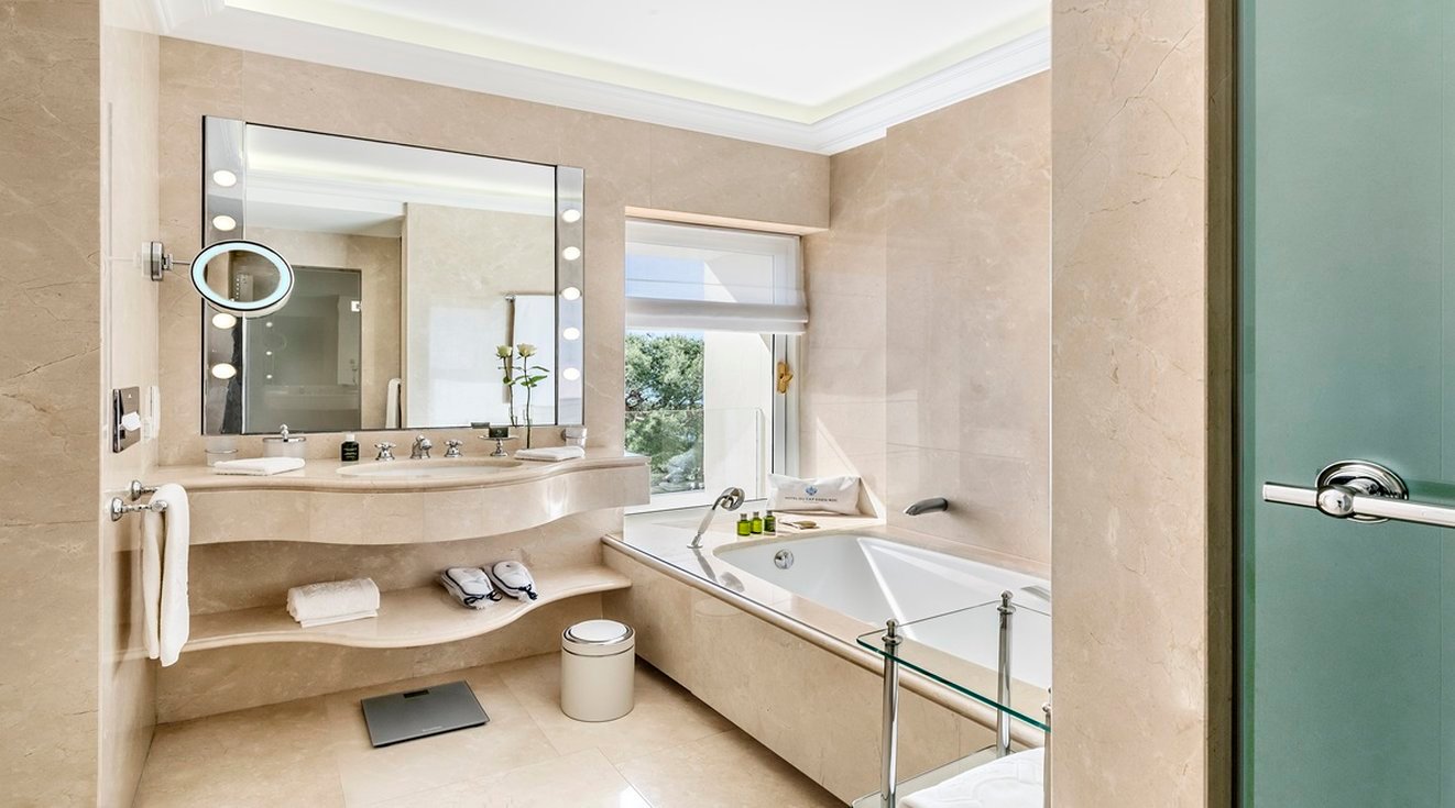 HDC - Deluxe Room Bathroom