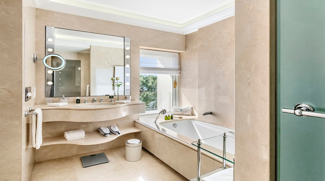 HDC - Deluxe Room Bathroom