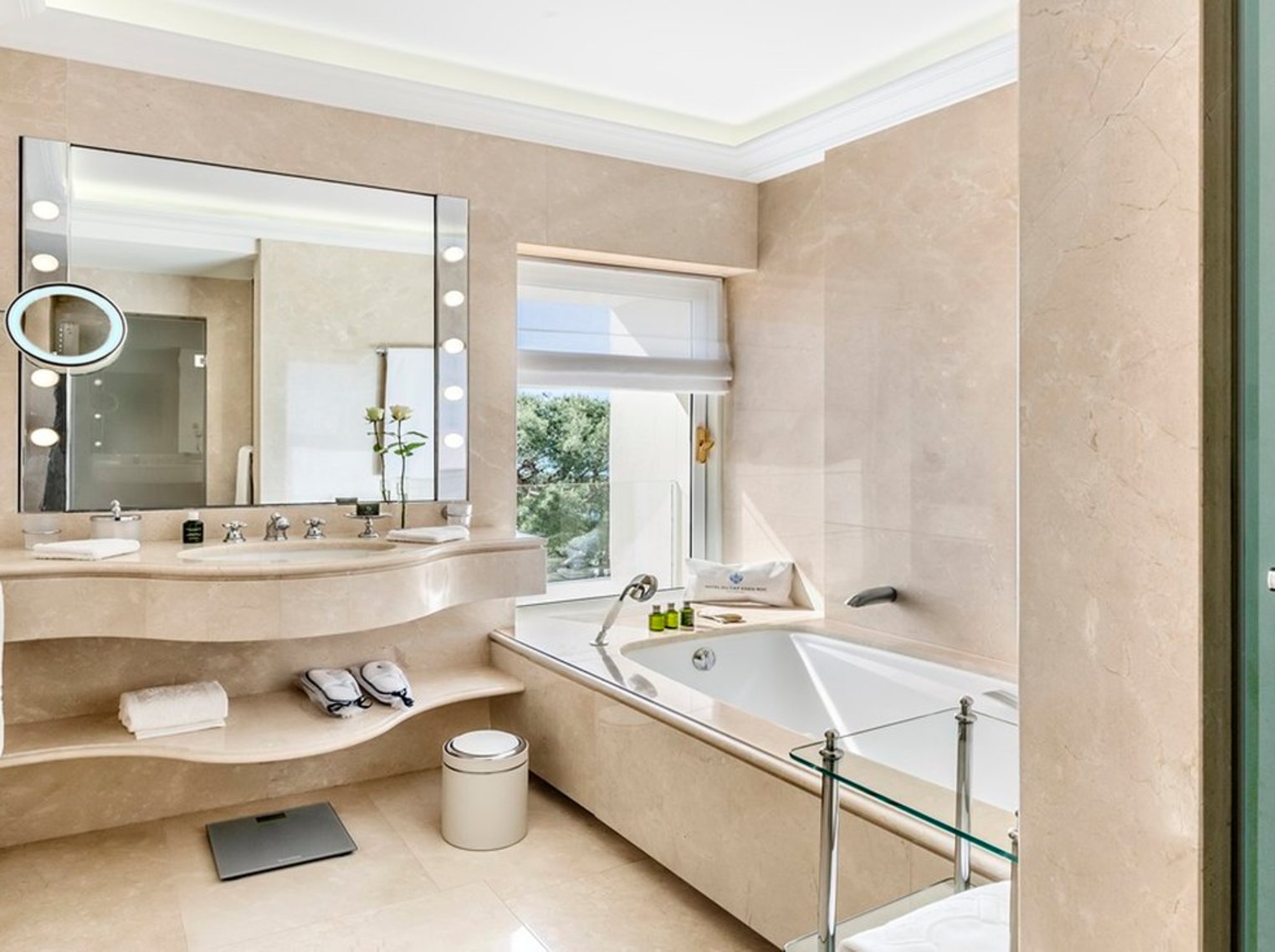 HDC - Deluxe Room Bathroom